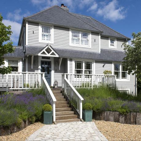 Profitez d'une ambitieuse transformation de style Nouvelle-Angleterre d'une maison dans les collines du Surrey et de ses intérieurs élégants