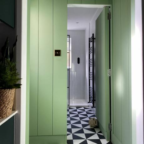 Vihreäksi maalattu käytävä ja ovet shakkilautalaatoilla