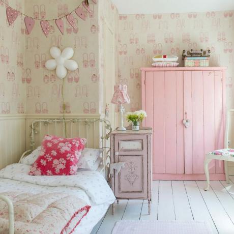 Flickas sovrum med rosa skotapeter