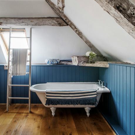 Herefordshire의 농가 파란색 페인트 욕실