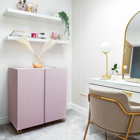 hemmakontor med skrivbord och stol och rosa skåp