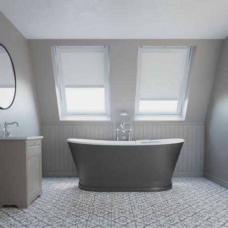 Graues Badezimmer mit anthrazitfarbener Badewanne unter zwei Oberlichtfenstern