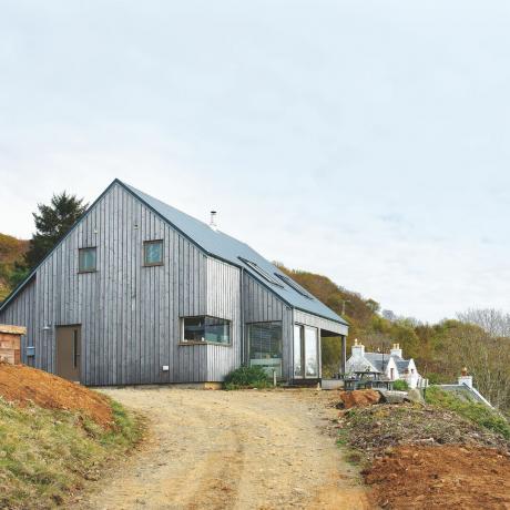 멀(Mull) 근처의 스코틀랜드 해안에 있는 나무로 된 현대식 주택