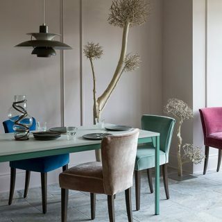 Sala de jantar neutra com cadeiras de veludo | Decoração de sala de jantar | Casas e jardins | Housetohome.co.uk