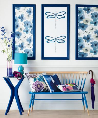 modrá květinová kresba v modrých rámečcích v místnosti s modrými akcenty