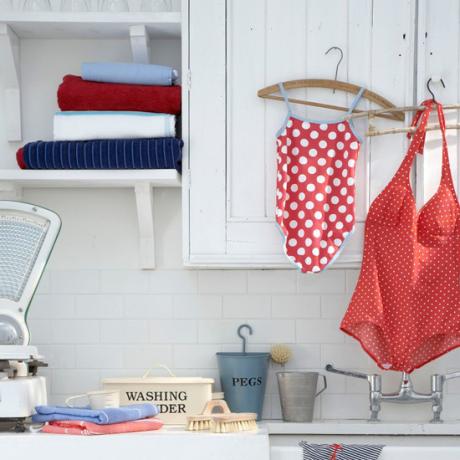 Как да перете дрехи, бански костюми и плажни кърпи през лятото