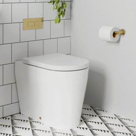 Wit toilet in witte badkamer