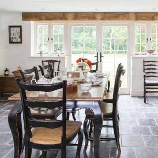 غرفة طعام على الطراز الفرنسي مع طاولة من خشب البلوط الأسود | تزيين غرفة الطعام | 25 بيوت جميلة | Housetohome.co.uk