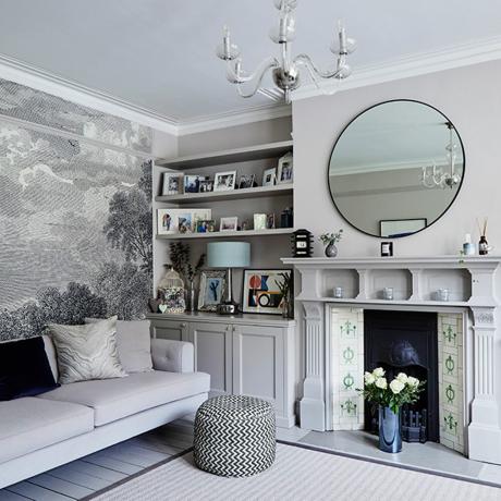 siva dnevna soba z vzorčasto steno