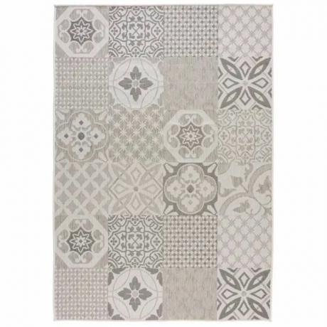 Ritaglio di un tappeto geometrico grigio e bianco