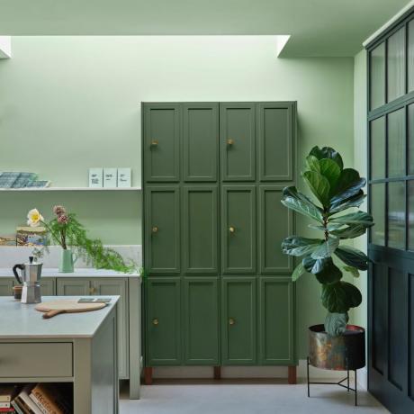 Farrow & Ball Whirlybird cor verde em uma cozinha verde com um grande armário verde escuro e uma ilha