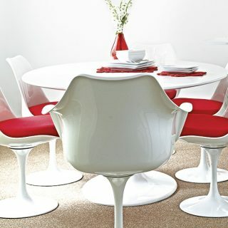Ruang makan modern dengan perabotan putih retro