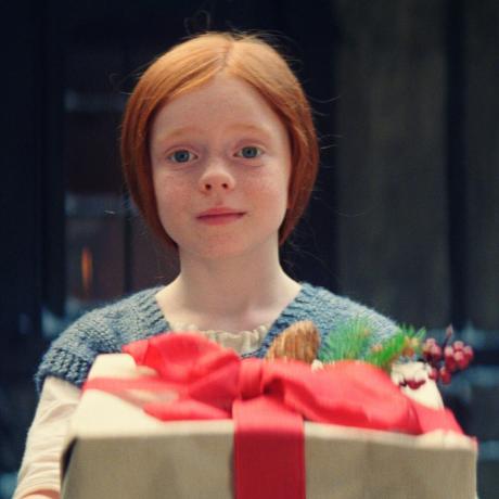 Dievča vianočnej reklamy Johna Lewisa 2019 nájde perfektný darček