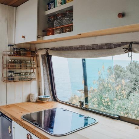 ห้องครัวในรถตู้พร้อมท็อปไม้