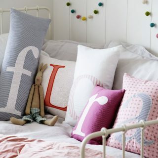 Pokój dziecięcy z uroczymi poduszkami z motywem liter