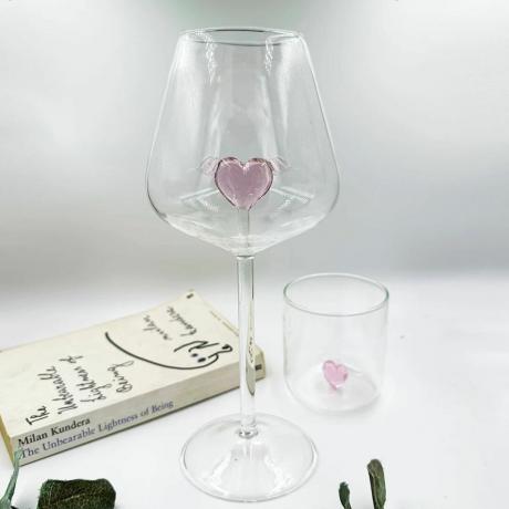 Rózsaszín szívű luxus borospohár a ChauartPapercuttól az Etsy-n
