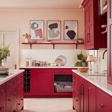 Armoires de cuisine rose foncé contre des murs rose pâle