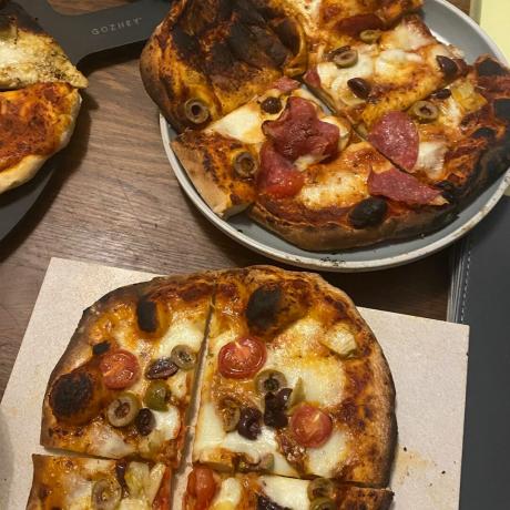Pizza cozida como parte dos testes para Gozney Roccbox
