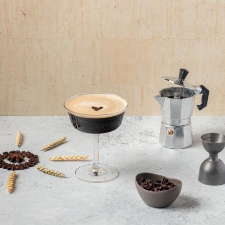Espresso martini y granos de café