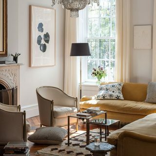 Neutraali olohuone keltaisilla sohvilla | Olohuoneen sisustus | Livingetc | Housetohome.co.uk
