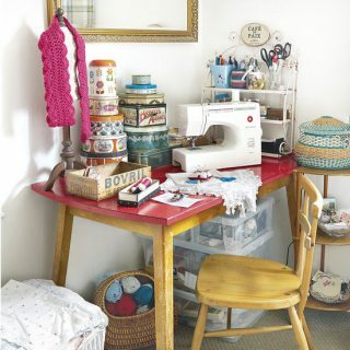 Retro käsityöhuone, jossa on vaaleanpunainen laminaattipöytä | Kotitoimiston sisustus | tyyli kotona | Housetohome.co.uk