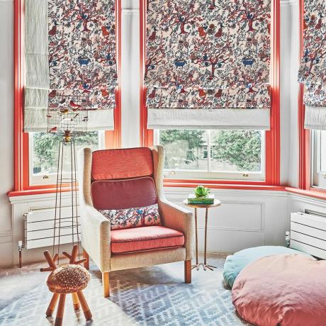 غرفة معيشة محايدة بإطارات نوافذ مطلية باللون المرجاني اللامع كظل مميز