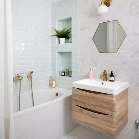 vonios kambarys su baltomis plytelėmis