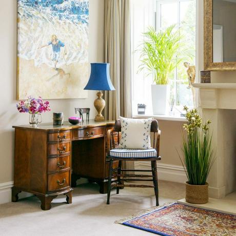 Roh pre domácu kanceláriu s tradičným stolom a modrou stolovou lampou