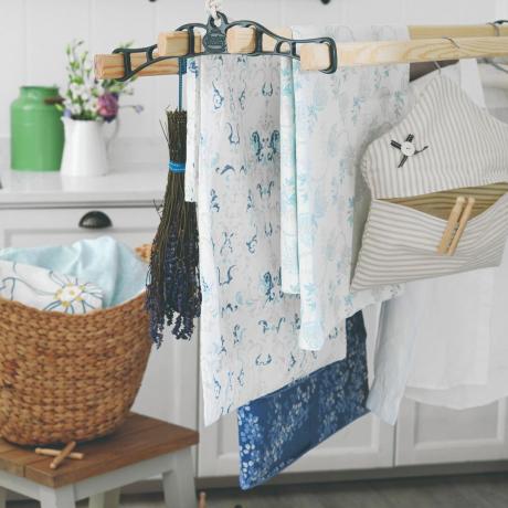 Et vaskerum med ophængt vasketøj