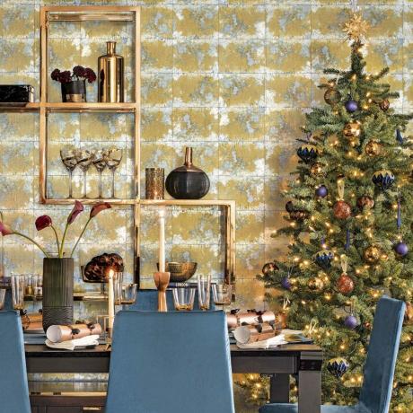 Kulta-aiheinen ruokasali, jossa on siniset tuolit ja seinähyllyt