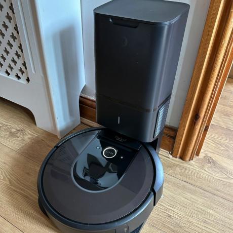 בדיקת שואב האבק iRobot Roomba i7+ בבית