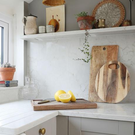 sivá kuchyňa s mramorovým zadným panelom