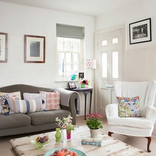 Salon blanc avec canapé à bras hauts gris | Décoration de salon | Style à la maison | Housetohome.fr