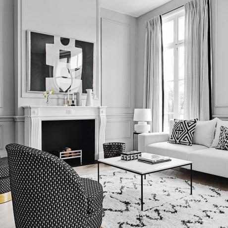 Elegantná monochromatická obývacia izba s obloženými stenami