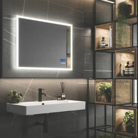 Braunes Badezimmer mit beleuchtetem Spiegel