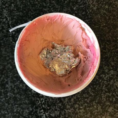 Η άκρη καθαρισμού από φύλλο αλουμινίου Pink Stuff που θα αφήσει την κουζίνα σας πεντακάθαρη