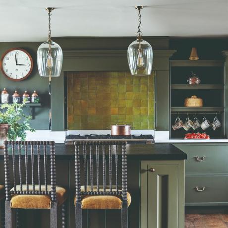 Erdőzöld konyha üveg függőlámpákkal a reggeliző bár fölött