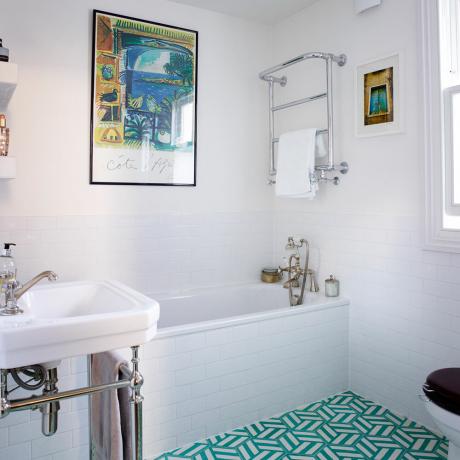 salle de bain blanche avec sèche-serviettes surélevé