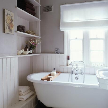 рожева ванна кімната з відкритими полицями для зберігання