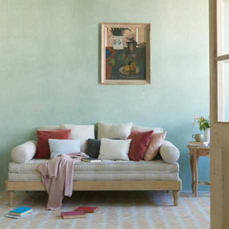 Lauku stila dzīvojamā istaba ar sienas krāsu efektu