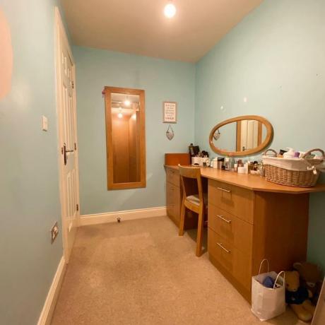 Pažiūrėkite, kaip taupus namų savininkas sukūrė spalvingą persirengimo kambarį už 414 svarų sterlingų
