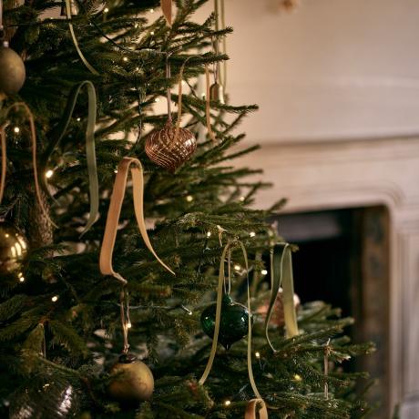 Ideias de fitas para árvores de Natal – uma nova tendência de decoração festiva