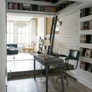 مكتب منزلي من الخشب والطوب مسترخي | أفكار تزيين المكاتب المنزلية | ليفينجيتك | Housetohome.co.uk