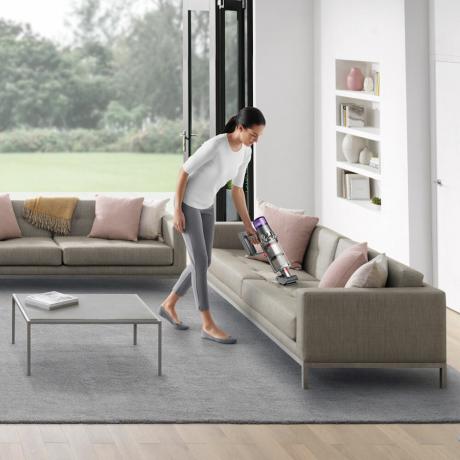 как да почистите дълбоко дома си с вакуумиране на дивани
