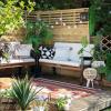 小さな庭の社交用に屋外用家具を配置する方法