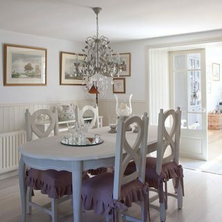 غرفة طعام بيضاء مع ثريا | تزيين غرفة الطعام | 25 بيوت جميلة | Housetohome.co.uk