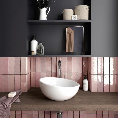 toaletă sub scări cu perete gri și plăci roz