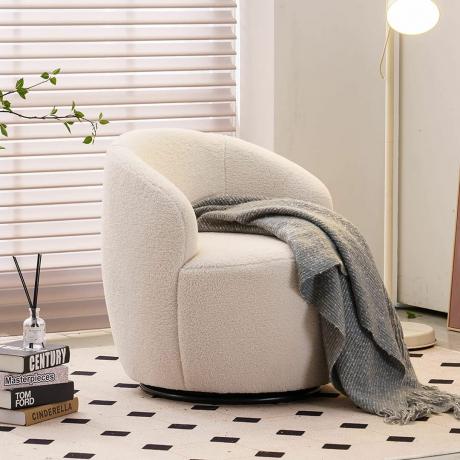 Amazon bouclé stoel in woonkamer met dekentje erop