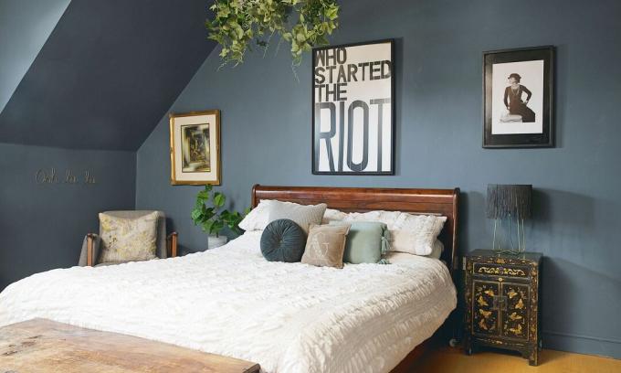 dormitorio principal azul con marco de cama de madera y dormitorio blanco