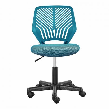 Una silla de oficina turquesa con recortes en el respaldo.